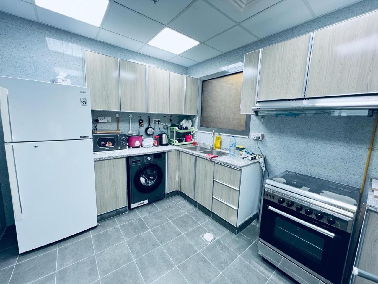 Апартаменты Moon Backpackers Burjman Exit 2, Family Partitions, Loft Partitions, Дубай Экстерьер фото
